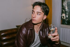 Izan Llunas lanza “Ahora sé”, pop “revival” en una conversación emocional con su niño interior